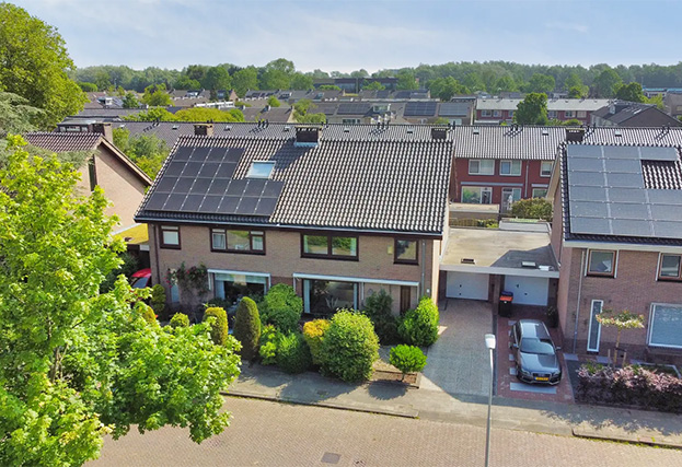 Huis in groene straat die aangekocht is door Nolten Makelaardij